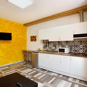 C 2 En Vecindario Apartamento